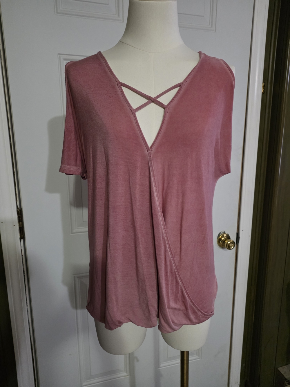 American Eagle Outfitters Dusty Rose Cold Shoulder Cross-Strap V-Neck Tee